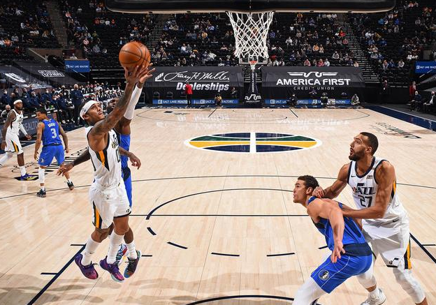 NBA湖人加时争议三分绝杀快船终结四连胜登顶引热议